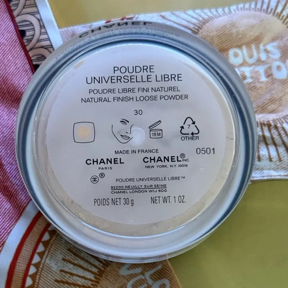 CHANEL Natural Finish Loose Powder - Cream - Picture 4 of 4